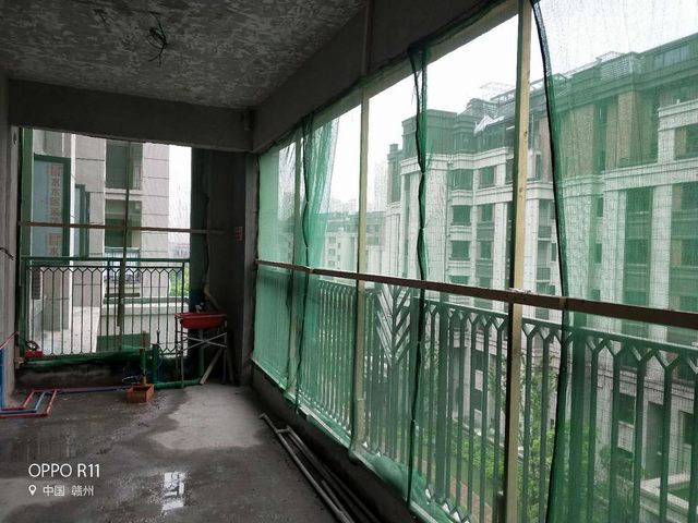 1施工前期做好安全防護(hù)工作，陽(yáng)臺(tái)掛好防護(hù)網(wǎng) (2).jpg
