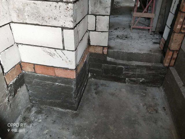 6廚房、衛(wèi)生間新砌墻體，澆筑混凝土地梁，讓墻體更受力，后期防水更有保障.jpg