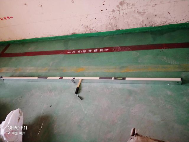 3地面找平后用2米靠尺進行驗收.jpg