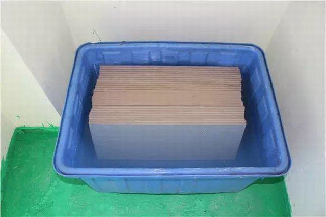 11墻面瓷片鋪貼前進行瓷片泡水處理.jpg