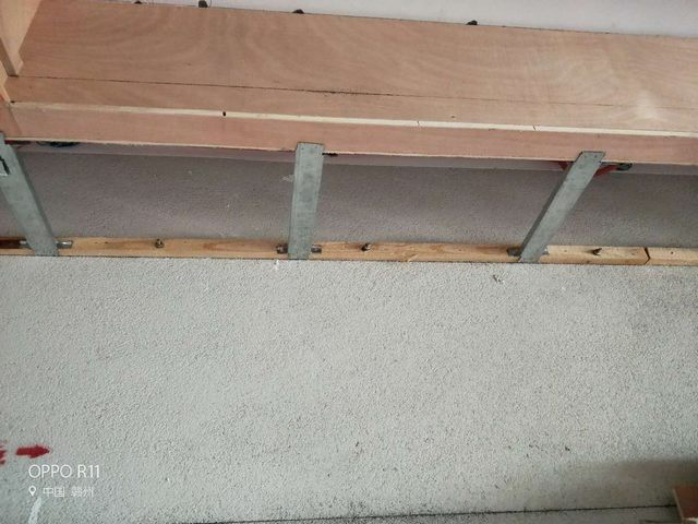 2墻面木方用膨脹螺絲加固，間距為80公分內(nèi)，增加吊頂?shù)睦喂绦?jpg