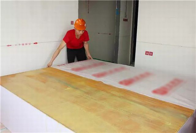 9現(xiàn)場(chǎng)制作柜體背板做好防潮棉，邊上伸出8公分為宜.jpg