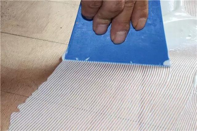 17裝飾柜貼飾面板：在壓好成型的門(mén)扇模坯正反二面用白乳膠各粘貼一層3mm飾面板， 再按照壓模坯的方法壓12天左右.jpg