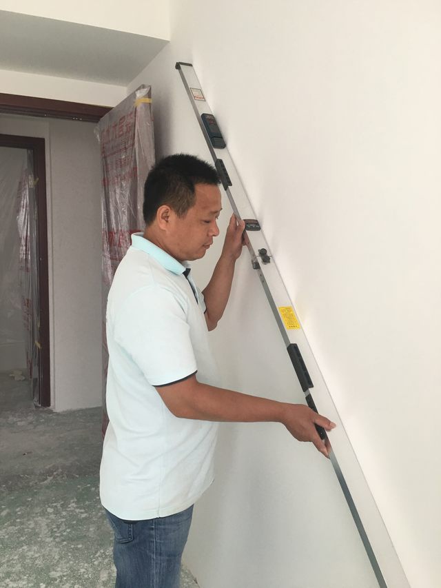 9墻面刮完灰打完磨，用靠尺檢測墻面的平整度.jpg