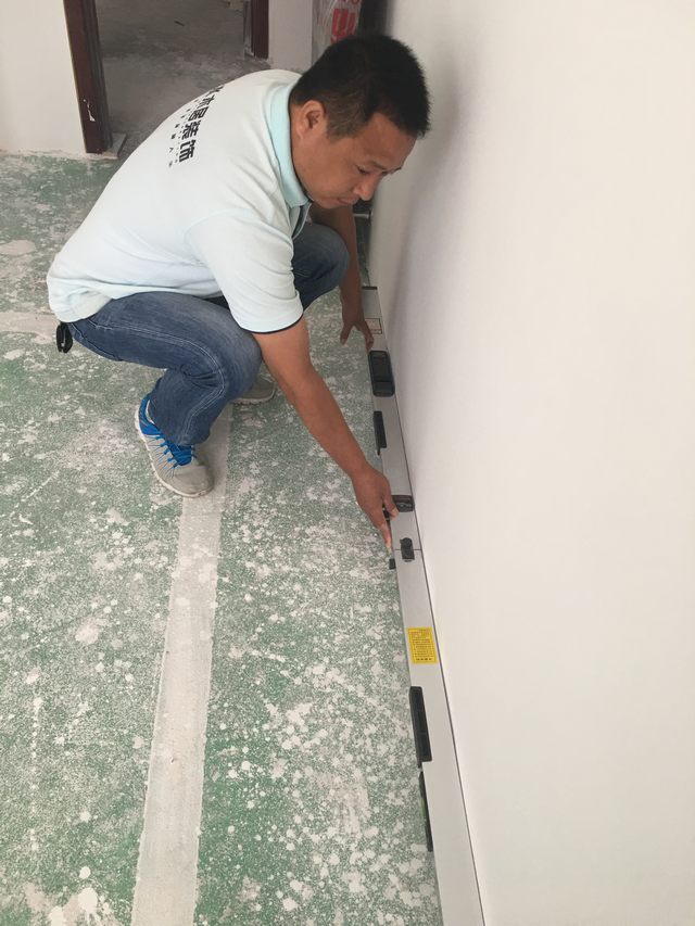 10墻面刮完灰打完磨，用靠尺檢測踢腳線位的平整度.jpg