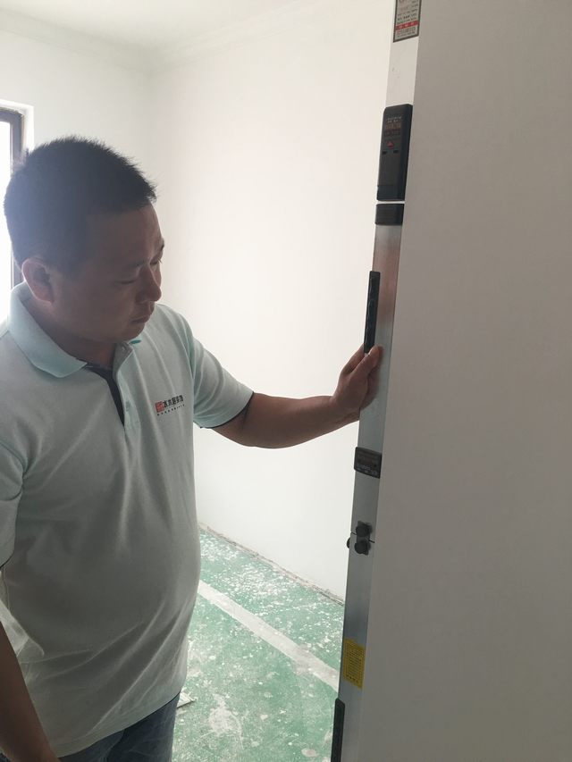 11墻面刮完灰打完磨，用靠尺檢測陽角的垂直度.jpg