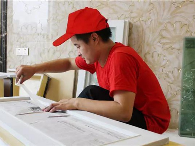 1裝好的拉手、導軌、煙斗鉸、門鎖等五金件全部缷下并統(tǒng)一做好標識包裝保管好。安裝好的玻璃雙面都必須保護好.jpg
