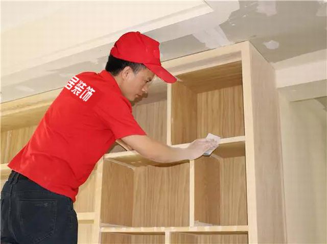 4打磨完畢后檢查補灰釘眼是否飽滿，如有內(nèi)凹現(xiàn)象，應進行修補.jpg