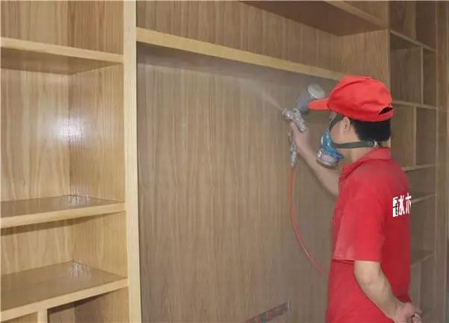 8噴槍距作業(yè)面為35-40mm左右，不能飛槍噴， 更不能貼面噴，霧化要均勻一致，不流掛.jpg