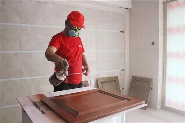 13噴槍距作業(yè)面為35-40mm左右，不能飛槍噴，更不能貼面噴，霧化要均勻一致，不流掛。第一遍干后再噴第二遍.jpg