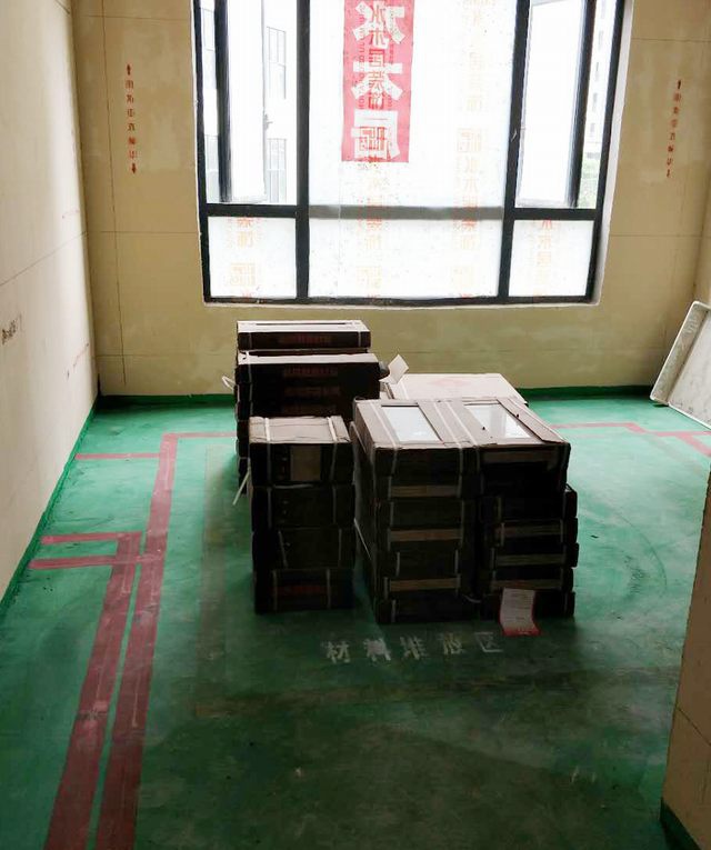14房間做好地坪漆，設(shè)置好材料，垃圾，攪拌區(qū)域位置.jpg